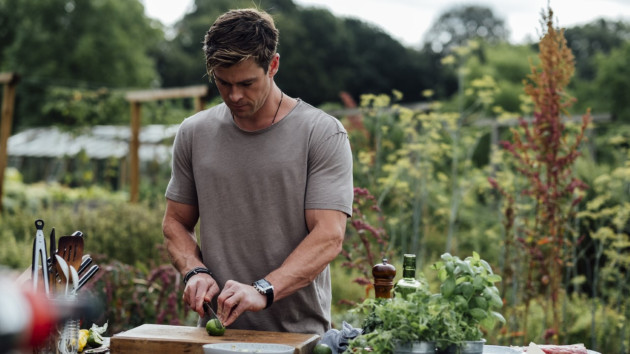 Stay in superhero shape with Chris Hemsworth’s Super Bowl party recipes